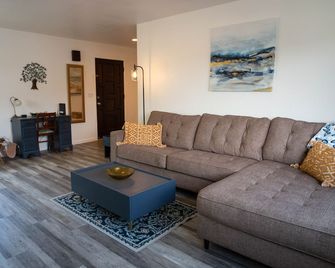 Shamrock Oasis- Pool Table & Ping-Pong, Sleeps 8 - Fortuna - Obývací pokoj