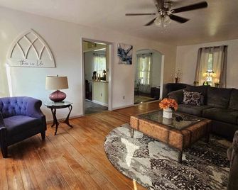Pet friendly home, pond, paddle boat, fishing gear, hiking, wineries, game room - Stanardsville - Sala de estar