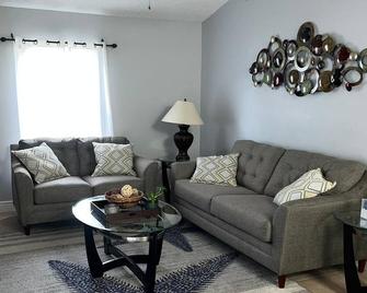 Cheerful 3 Bedroom Home - Port St. Lucie - Living room