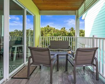 The Sea Spray Oceanfront Studio Cottage in East End - East End - Balkon