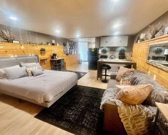 Charming Boutique Studio suite with everything you need for a getaway - Plainville - Bedroom