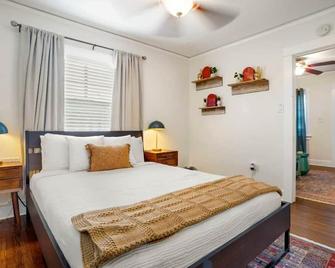 Adorable Quirky Hideaway~big Private Enclosed Yard - San Diego - Yatak Odası