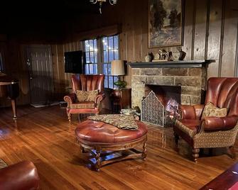 Step back into time with this 1850's historic house - South Pittsburg - Sala de estar