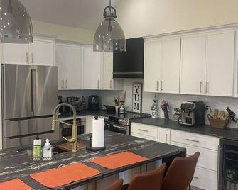 Modern 3br New Build Available for Travelers Championship Golf Tournament!! - Cromwell - Kitchen