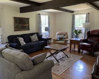 Colonial House with Long Lake access! - Bridgton - Living room