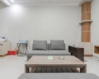 RedDoorz Syariah @ Boemi Guesthouse Tasikmalaya - Tasikmalaya - Living room