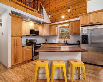 Peaceful cabin with hot tub on 7 acres - Near Silver Lake & Dunes - Mears - Kitchen