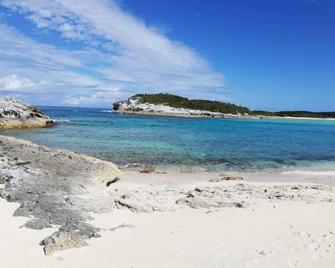 Cabanya Azul with view of Atlantic and small Beach within walking distance - Deadman's Cay - Playa