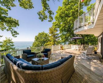 (2025 Open!) Sawyer Lake House - Colossal Lakefront Home in Sawyer! - Sawyer - Patio