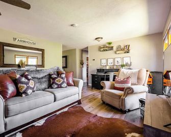 Vintage Farmhouse on 50 acres surrounded by vineyards - Farmhouse experience - Plymouth - Sala de estar