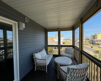 The Beachbox! New construction, sleeps 7 and steps to the beach. - Rodanthe - Balkon