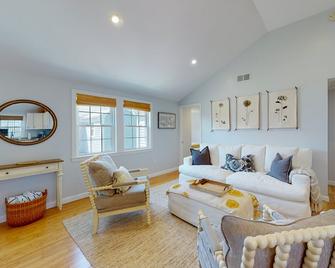 Downtown Beach Cottage - West Yarmouth - Living room