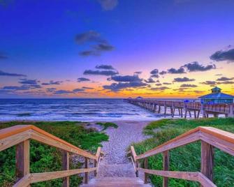 Guest Suite Paradiso (Digsify) | Private Entrance | King Bed | Self Check-In | Free Parking | Pga - Palm Beach Gardens - Outdoor view