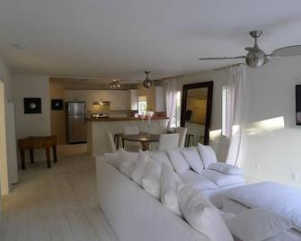 Newly Restored 2 Bed 2 Bath Oasis House In The Heart Of West Hollywood - West Hollywood - Living room