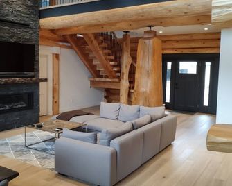 Log Home | 4 Bedrooms (7 Beds) | 2.5 Baths | Maximum 12 Guests - Harrison Hot Springs - Huiskamer