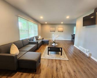 Naperville Gem - Naperville - Living room