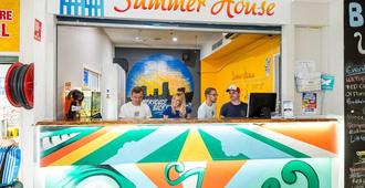 Summer House Brisbane - Hostel - Brisbane - Front desk