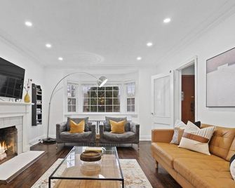 Executive Detached Home For Longer Stays (Minutes to Downtown & Danforth) - Toronto - Living room