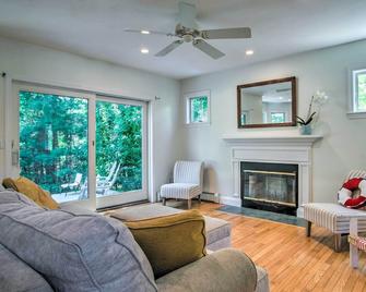 Marion Home with Private Deck Less Than 1 Mi From Beach - Marion - Living room