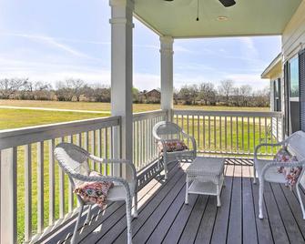 Spacious Texas Getaway w/ Fire Pit & Pond! - Yorktown