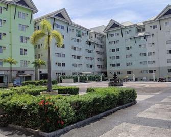 Penthouse with Home Office and Parking - Muntinlupa - Building