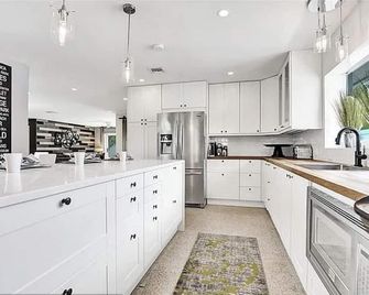 Beach Bliss 10 Mins to Waves 3BR Oasis With Pool - Pompano Beach - Cozinha