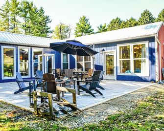 New Converted 3BR, 2BA barn, in wild, wonderful West Virginia with AC, WiFi - Triadelphia - Patio