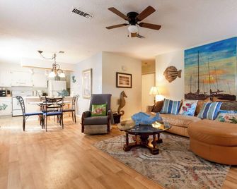 Quiet Condo ~ 10 Mi to Dtwn Pensacola - Pensacola - Wohnzimmer