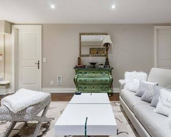 Enjoy Luxury Suite in Quiet Ravine Retreat. Enjoy yourself Book or request dates - 多倫多 - 客廳