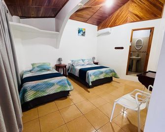 Hostal Neptuno - Poseidon - Puerto Villamil - Bedroom