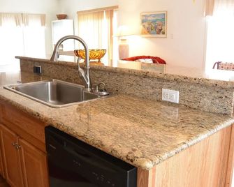 Camelot 2 Bedroom Home - Crystal Beach - Kitchen