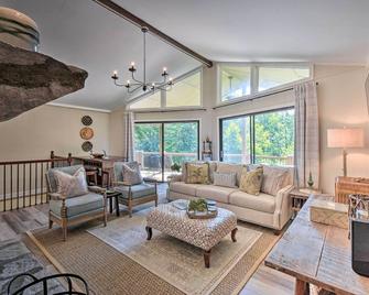 Stunning Dillard Home w/ Yard in Sky Valley! - Dillard - Living room