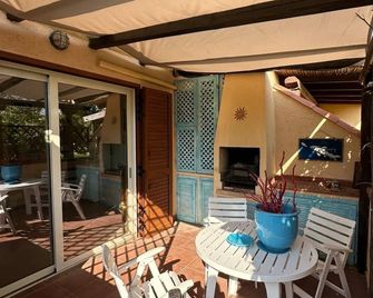 Cozy townhouse 50 m from the sea with outdoor barbecue;pets allowed - Palau - Patio