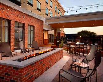 Courtyard by Marriott LaGrange - La Grange - Terasa