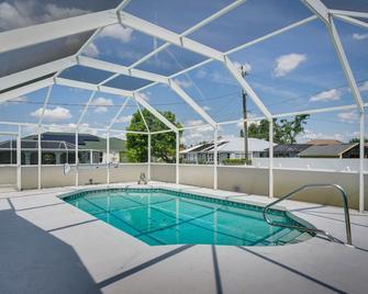 Screened-In Lanai and Yard Port Charlotte Retreat - Port Charlotte - Pool