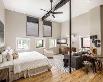 Modern & Cozy Studio Walk to Downtown & Beach - Traverse City - Bedroom