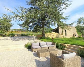 Recently renovated 19th century wine estate, at the foot of Mont Ventoux - Carpentras - Terasa