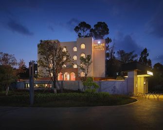 Sleeping Beauty Hotel Kunming (Dianchi West Mountain Scenic Area Branch) - Kunming - Building