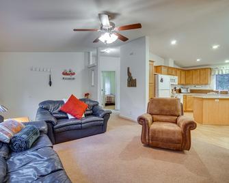 Pet-Friendly Cascade Vacation Rental w/ Fire Pit! - Cascade - Sala de estar