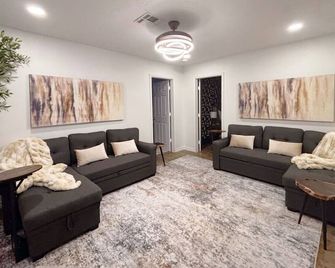 Luxe Cottage & Hgtv Pool-Must See! - Sealy - Wohnzimmer