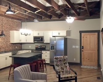 Modern / Historic Loft on Main Street A - Erwin - Wohnzimmer