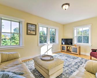 4-Season Getaway: Fantastic Location & Views! - Williston - Living room