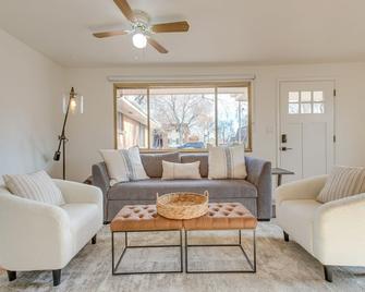 12 Mi to Red Rocks Pet-Friendly Arvada Home! - Arvada - Living room