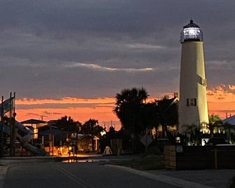 TROUT Steps to beach. Lovely two bedroom with screened porch and pool. - St. George Island - Vista del exterior