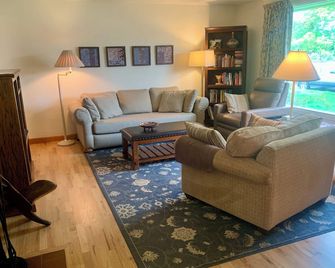 Nifty Thrifty - Affordable, Comfortable, in Ideal Location! - Eugene - Living room