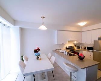 Cozy Retreat Near Niagara Falls - Thorold - Kitchen