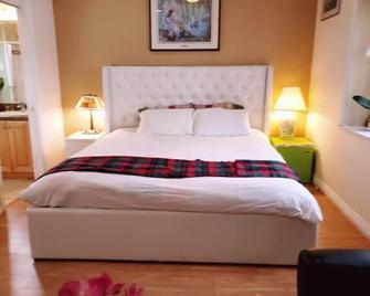 Lisa's lovely little house - Vancouver - Bedroom