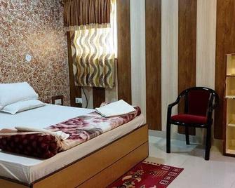 Hotel Shree Mata Sadan - Amarkantak - Camera da letto