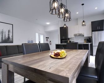 Cottage le Cerf (modern, spa, BBQ, accès lac Lili) - Chertsey - Salle à manger