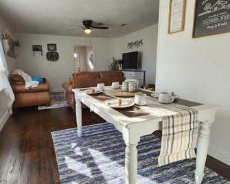 Comfy 2 bedroom home, near Palo Duro Canyon! - Canyon - Essbereich